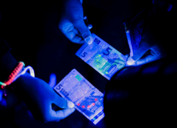 Billetes bajo luz ultravioleta - Noche de los Investigadores 2013